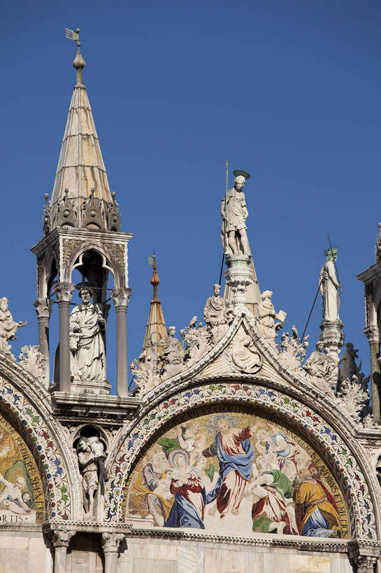 广场,教堂,竖图,彩色,室外,特写,白天,旅游,度假,名胜古迹,标志建筑,地标,建筑,意大利,威尼斯,天使,遗迹,雕像,图片,建筑群,钟楼,古典,古迹,文物,娱乐,建设,古建筑,圆顶,地标建筑,享受,休闲,旅游胜地,放松,竖,摄影,文明,古文明,哥特式建筑,世界文化遗产,圣马可广场,神父,旅行,传统文化,bj174