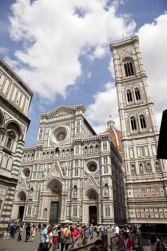 广场,教堂,竖图,彩色,室外,白天,旅游,度假,名胜古迹,标志建筑,地标,建筑,意大利,佛罗伦萨,游客,遗迹,图片,建筑群,古典,古迹,文物,娱乐,建设,古建筑,圆顶,地标建筑,享受,休闲,旅游胜地,放松,竖,摄影,文明,古文明,哥特式建筑,世界文化遗产,圣母百花大教堂,旅行,传统文化,bj174