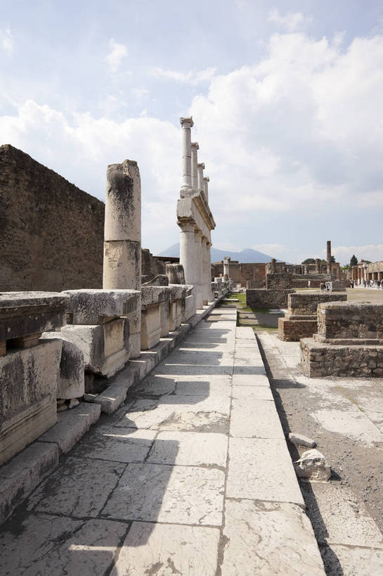 竖图,彩色,室外,白天,旅游,度假,名胜古迹,标志建筑,地标,建筑,意大利,破旧,遗迹,图片,古城,建筑群,古典,古迹,文物,娱乐,建设,城墙,古建筑,历史建筑,遗址,地标建筑,享受,休闲,旅游胜地,放松,竖,摄影,文明,古文明,世界文化遗产,残垣断壁,庞贝古城,旅行,传统文化,bj174