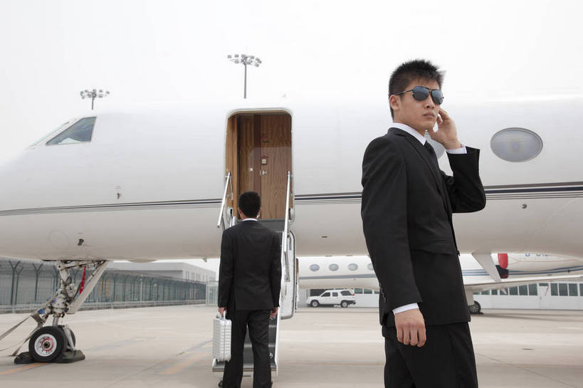 东方人,两个人,商务人士,商务男性,机场,站,攀登,横图,彩色,室外,白天,侧面,衬衫,西装,商务,时尚,成功,合作,团队,飞机,手提箱,北京,中国,套装,正装,梯子,图片,阶梯,交通,航空,现代,背面,交通工具,职业,爬,成熟,自信,运输,摄影,青春,上升,登机,客机,载具,商务装,工薪阶层,登高,精明,男人,男性,年轻男性,亚洲人,中国人,年轻人,白领,保安,上班族,攀爬,半身,衬衣,愉快,私人飞机,bj174