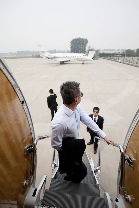 东方人,中年人,三个人,商务人士,商务男性,机场,站,攀登,竖图,彩色,室外,白天,侧面,衬衫,西装,商务,时尚,成功,合作,团队,飞机,手提箱,北京,中国,套装,正装,梯子,图片,阶梯,交通,航空,现代,背面,交通工具,职业,爬,成熟,自信,运输,摄影,青春,上升,老板,登机,客机,载具,商务装,工薪阶层,登高,精明,男人,男性,年轻男性,中年男性,亚洲人,中国人,年轻人,白领,保安,上班族,攀爬,全身,衬衣,愉快,私人飞机,bj174