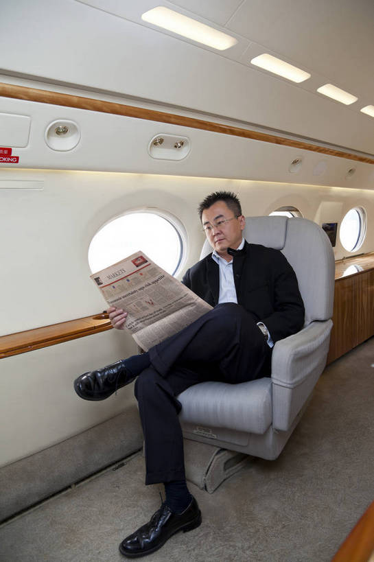 东方人,中年人,一个人,商务人士,商务男性,坐,竖图,彩色,室内,白天,侧面,衬衫,西装,商务,时尚,成功,飞机,报纸,北京,中国,套装,正装,图片,交通,航空,现代,交通工具,职业,机舱,成熟,自信,运输,摄影,读报,青春,老板,客机,载具,商务装,工薪阶层,精明,男人,男性,年轻男性,中年男性,亚洲人,中国人,年轻人,白领,上班族,全身,衬衣,愉快,私人飞机,bj174