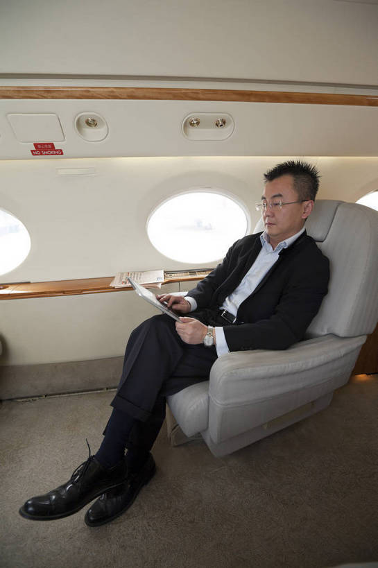 东方人,中年人,一个人,商务人士,商务男性,坐,竖图,彩色,室内,白天,侧面,衬衫,西装,商务,时尚,成功,飞机,报纸,北京,中国,套装,正装,图片,交通,航空,现代,交通工具,职业,机舱,成熟,自信,运输,摄影,青春,老板,客机,载具,商务装,工薪阶层,平板电脑,精明,上网,男人,男性,年轻男性,中年男性,亚洲人,中国人,年轻人,白领,上班族,全身,衬衣,愉快,私人飞机,bj174