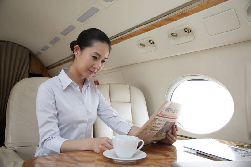 东方人,商务人士,商务女性,坐,横图,彩色,室内,白天,正面,衬衫,商务,时尚,飞机,报纸,北京,中国,仅一个人,套装,正装,图片,交通,航空,现代,交通工具,职业,机舱,成熟,美女,自信,运输,摄影,读报,青春,优雅,客机,载具,商务装,工薪阶层,精明,年轻女性,女人,女性,亚洲人,中国人,年轻人,白领,上班族,茶杯,半身,愉快,私人飞机,bj174