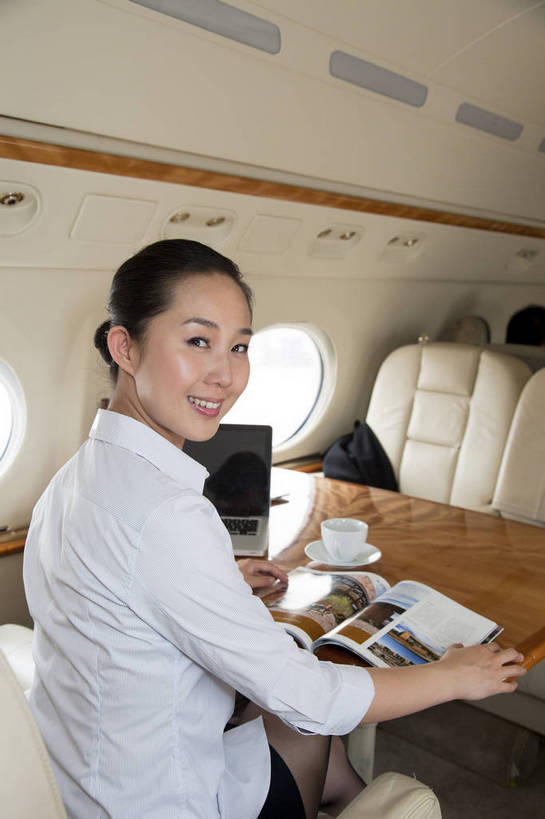 东方人,商务人士,商务女性,坐,竖图,彩色,室内,白天,侧面,衬衫,商务,时尚,阅读,飞机,北京,中国,仅一个人,套装,正装,图片,交通,航空,现代,交通工具,职业,休息,机舱,成熟,美女,自信,运输,摄影,青春,优雅,客机,载具,商务装,工薪阶层,精明,年轻女性,女人,女性,亚洲人,中国人,年轻人,白领,上班族,半身,愉快,私人飞机,bj174