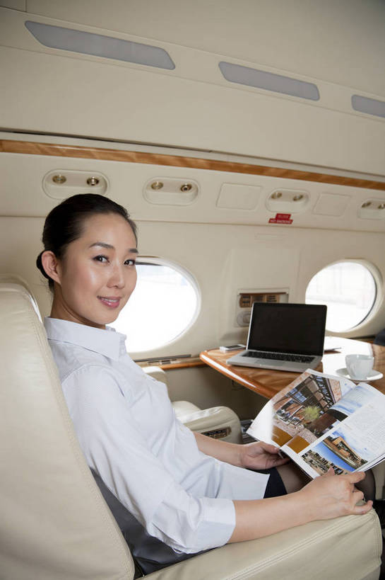 东方人,商务人士,商务女性,坐,竖图,彩色,室内,白天,侧面,衬衫,商务,时尚,阅读,飞机,北京,中国,仅一个人,套装,正装,图片,交通,航空,现代,交通工具,职业,休息,机舱,成熟,美女,自信,运输,摄影,青春,优雅,客机,载具,商务装,工薪阶层,精明,年轻女性,女人,女性,亚洲人,中国人,年轻人,白领,上班族,半身,愉快,私人飞机,bj174