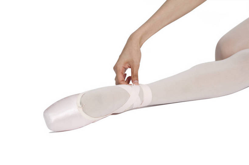 东方人,手,脚,腿,横图,彩色,室内,特写,白天,侧面,时尚,跳舞,芭蕾,北京,中国,仅一个人,图片,健康,活力,美女,平衡,摄影,青春,优雅,优美,舞蹈鞋,弹性,技能,年轻女性,女人,女性,亚洲人,中国人,年轻人,舞蹈演员,半身,影棚拍摄,愉快,舞蹈,bj174