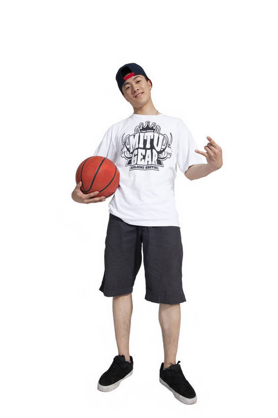 东方人,竖图,彩色,室内,白天,正面,时尚,跳舞,热情,运动,篮球,北京,中国,仅一个人,运球,图片,街头,玩,休闲装,健康,个性,活力,激情,平衡,竖,摄影,技巧,青春,街舞,酷,嘻哈,弹性,动感,技能,男人,男性,年轻男性,亚洲人,中国人,年轻人,全身,影棚拍摄,愉快,舞蹈,bj174