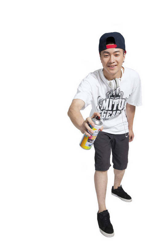 东方人,站,竖图,彩色,室内,白天,正面,时尚,热情,北京,中国,仅一个人,劳动,图片,街头,休闲装,健康,个性,活力,激情,平衡,竖,摄影,技巧,青春,酷,嘻哈,喷雾剂,弹性,动感,技能,男人,男性,年轻男性,亚洲人,中国人,年轻人,全身,影棚拍摄,愉快,bj174