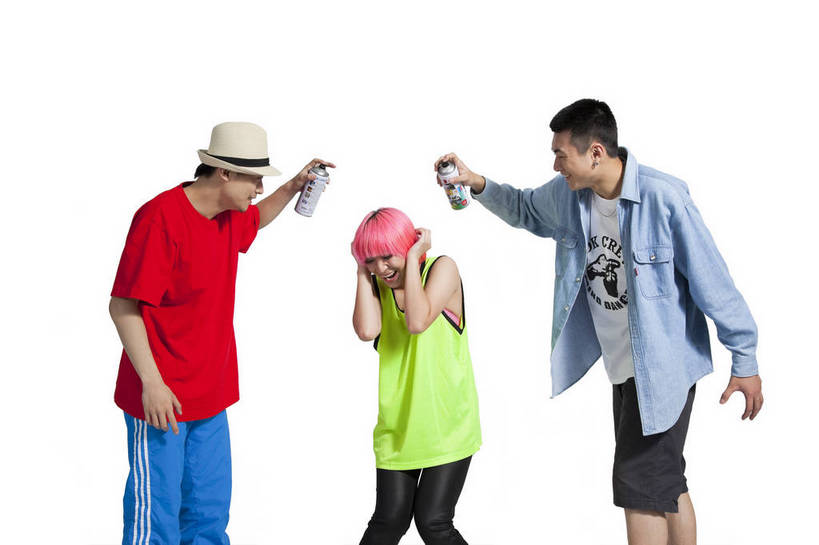 东方人,三个人,伙伴,横图,彩色,室内,白天,正面,侧面,时尚,跳舞,友谊,热情,合作,团队,北京,中国,图片,街头,玩,休闲装,健康,个性,活力,激情,美女,平衡,摄影,技巧,青春,街舞,酷,嘻哈,舞蹈服,弹性,动感,玩笑,技能,友情,男人,男性,年轻男性,年轻女性,女人,女性,亚洲人,中国人,年轻人,半身,影棚拍摄,开心,愉快,舞蹈,bj174