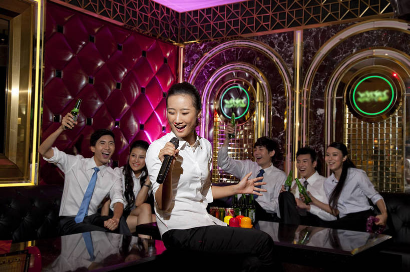 啤酒,东方人,站,坐,横图,彩色,室内,白天,正面,侧面,聚会,时尚,友谊,热情,房间,KTV,北京,中国,庆祝,图片,许多人,豪华,喝酒,六个人,一群人,享受,健康,团体,休闲服,活力,可爱,美女,唱歌,摄影,生活方式,ktv包厢,包厢,歌厅,包房,乐观,ktv包房,团结,男人,男性,年轻男性,年轻女性,女人,女性,亚洲人,中国人,年轻人,半身,派对,高兴,愉快,卡拉ok,奢华,bj174