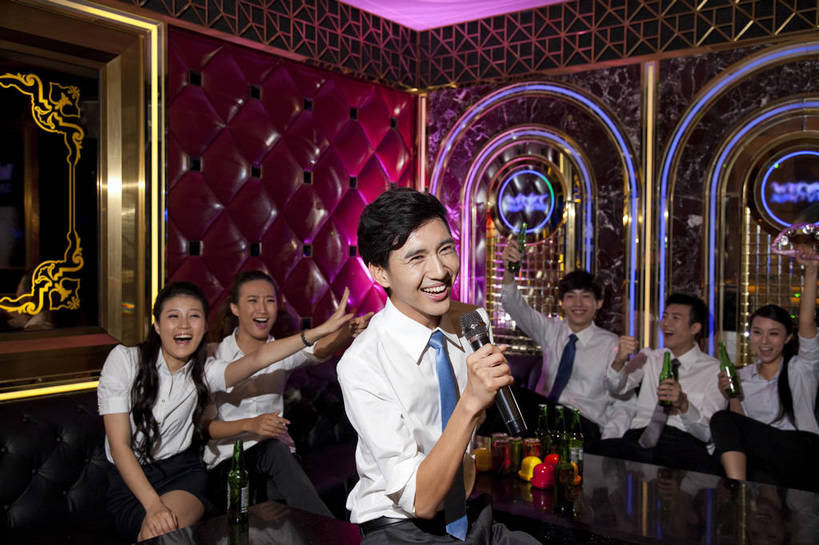 啤酒,东方人,站,坐,横图,彩色,室内,白天,正面,侧面,聚会,时尚,友谊,热情,房间,KTV,北京,中国,庆祝,图片,许多人,豪华,喝酒,六个人,一群人,享受,健康,团体,休闲服,活力,可爱,美女,唱歌,摄影,生活方式,ktv包厢,包厢,歌厅,包房,乐观,ktv包房,团结,男人,男性,年轻男性,年轻女性,女人,女性,亚洲人,中国人,年轻人,半身,派对,高兴,愉快,卡拉ok,奢华,bj174