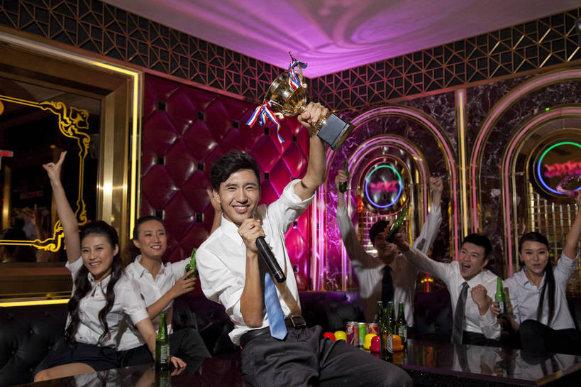 啤酒,东方人,站,坐,横图,彩色,室内,白天,正面,侧面,聚会,时尚,友谊,热情,房间,KTV,北京,中国,庆祝,图片,许多人,豪华,喝酒,六个人,一群人,享受,健康,团体,休闲服,活力,可爱,美女,唱歌,摄影,生活方式,ktv包厢,包厢,歌厅,包房,乐观,ktv包房,团结,男人,男性,年轻男性,年轻女性,女人,女性,亚洲人,中国人,年轻人,半身,派对,高兴,愉快,卡拉ok,奢华,bj174