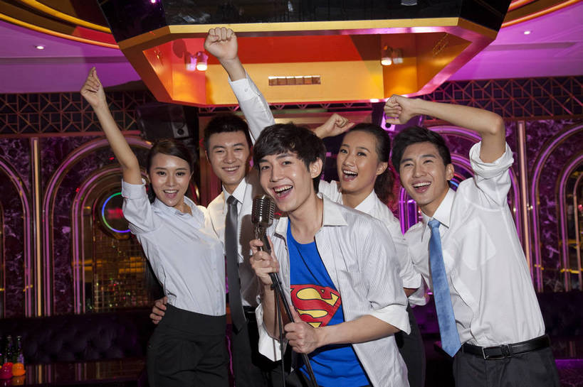 东方人,站,横图,彩色,室内,白天,正面,侧面,聚会,时尚,友谊,热情,房间,KTV,北京,中国,五个人,服装,图片,许多人,豪华,外套,衣服,一群人,享受,健康,团体,休闲服,披风,活力,可爱,狂欢,美女,唱歌,摄影,服饰,生活方式,ktv包厢,包厢,手舞足蹈,衣着,穿着,歌厅,斗篷,包房,乐观,ktv包房,衣饰,团结,男人,男性,年轻男性,年轻女性,女人,女性,亚洲人,中国人,年轻人,外衣,半身,派对,高兴,愉快,卡拉ok,奢华,莲蓬衣,bj174