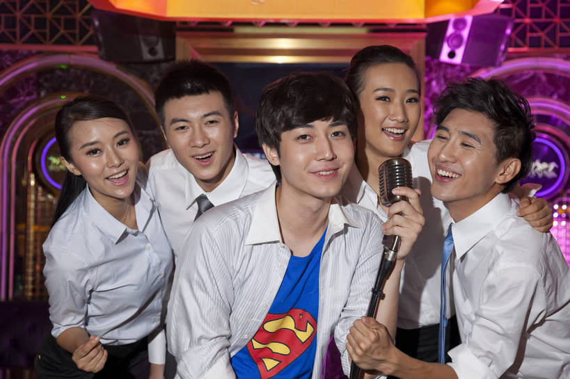 东方人,站,横图,彩色,室内,白天,正面,侧面,聚会,时尚,友谊,热情,房间,KTV,北京,中国,五个人,服装,图片,许多人,豪华,外套,衣服,一群人,享受,健康,团体,休闲服,披风,活力,可爱,狂欢,美女,唱歌,摄影,服饰,生活方式,ktv包厢,包厢,手舞足蹈,衣着,穿着,歌厅,斗篷,包房,乐观,ktv包房,衣饰,团结,男人,男性,年轻男性,年轻女性,女人,女性,亚洲人,中国人,年轻人,外衣,半身,派对,高兴,愉快,卡拉ok,奢华,莲蓬衣,bj174