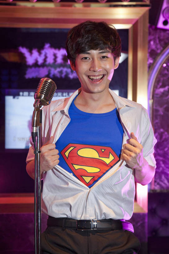 东方人,站,竖图,彩色,室内,白天,正面,时尚,热情,房间,KTV,北京,中国,仅一个人,服装,图片,豪华,外套,衣服,享受,健康,休闲服,披风,活力,可爱,狂欢,唱歌,摄影,服饰,生活方式,ktv包厢,包厢,手舞足蹈,衣着,穿着,歌厅,斗篷,包房,乐观,ktv包房,衣饰,男人,男性,年轻男性,亚洲人,中国人,年轻人,外衣,半身,高兴,愉快,卡拉ok,奢华,莲蓬衣,bj174