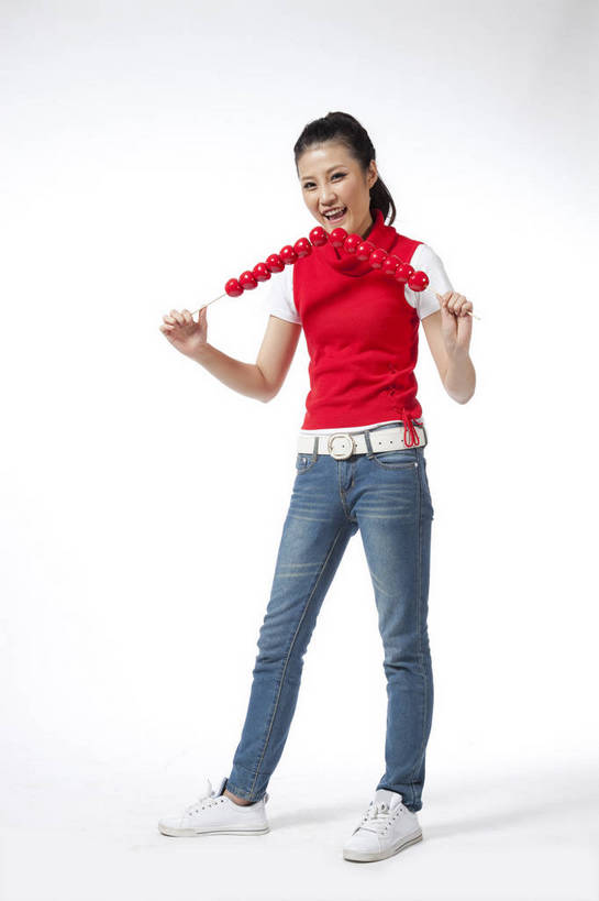 东方人,站,笑,竖图,彩色,室内,白天,抠图,白色背景,正面,时尚,热情,北京,中国,仅一个人,图片,享受,休闲服,展示,活力,可爱,美女,竖,自信,摄影,生活方式,青春,糖葫芦,轻松,乐观,年轻女性,女人,女性,亚洲人,中国人,年轻人,全身,影棚拍摄,愉快,红衣,bj174