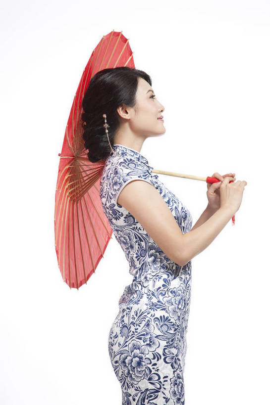 东方人,站,竖图,彩色,室内,白天,抠图,白色背景,侧面,民族服装,时尚,成功,北京,中国,仅一个人,旗袍,伞,图片,古典,传统,撑伞,成熟,可爱,美女,竖,自信,摄影,生活方式,青春,优雅,端庄,乐观,年轻女性,女人,女性,亚洲人,中国人,年轻人,半身,影棚拍摄,礼服,愉快,bj174