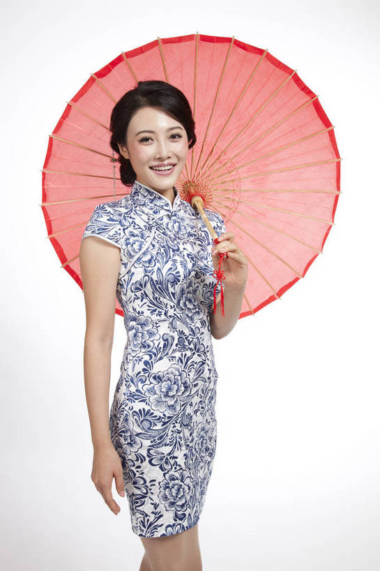 东方人,站,竖图,彩色,室内,白天,抠图,白色背景,侧面,民族服装,时尚,成功,北京,中国,仅一个人,旗袍,伞,图片,古典,传统,撑伞,成熟,可爱,美女,竖,自信,摄影,生活方式,青春,优雅,端庄,乐观,年轻女性,女人,女性,亚洲人,中国人,年轻人,半身,影棚拍摄,礼服,愉快,bj174