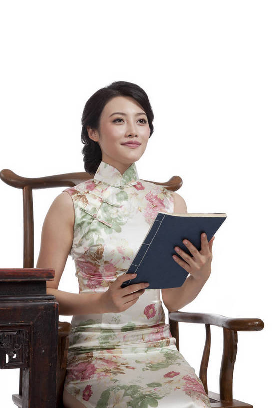 东方人,坐,竖图,彩色,室内,白天,抠图,白色背景,正面,民族服装,看书,时尚,成功,桌子,书籍,椅子,北京,中国,仅一个人,旗袍,图片,古典,传统,书本,成熟,可爱,美女,竖,自信,摄影,生活方式,青春,优雅,古书,乐观,年轻女性,女人,女性,亚洲人,中国人,年轻人,书,图书,半身,影棚拍摄,礼服,愉快,文献,古籍,bj174