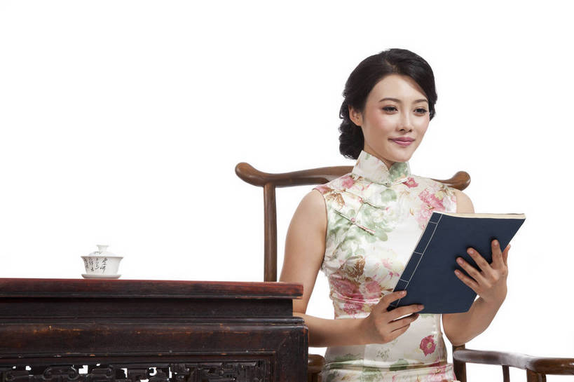 东方人,坐,横图,彩色,室内,白天,抠图,白色背景,正面,民族服装,看书,时尚,成功,桌子,书籍,椅子,北京,中国,仅一个人,旗袍,图片,古典,传统,书本,成熟,可爱,美女,自信,摄影,生活方式,青春,优雅,古书,乐观,年轻女性,女人,女性,亚洲人,中国人,年轻人,书,图书,半身,影棚拍摄,礼服,愉快,文献,古籍,bj174