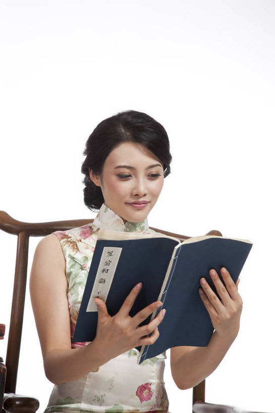 东方人,坐,竖图,彩色,室内,白天,抠图,白色背景,正面,民族服装,看书,时尚,成功,桌子,书籍,椅子,北京,中国,仅一个人,旗袍,图片,古典,传统,书本,成熟,可爱,美女,竖,自信,摄影,生活方式,青春,优雅,古书,乐观,年轻女性,女人,女性,亚洲人,中国人,年轻人,书,图书,半身,影棚拍摄,礼服,愉快,文献,古籍,bj174