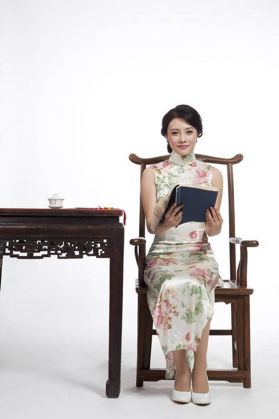东方人,坐,竖图,彩色,室内,白天,抠图,白色背景,正面,民族服装,看书,时尚,成功,桌子,书籍,椅子,北京,中国,仅一个人,旗袍,图片,古典,传统,书本,成熟,可爱,美女,竖,自信,摄影,生活方式,青春,优雅,古书,乐观,年轻女性,女人,女性,亚洲人,中国人,年轻人,书,图书,全身,影棚拍摄,礼服,愉快,文献,古籍,bj174