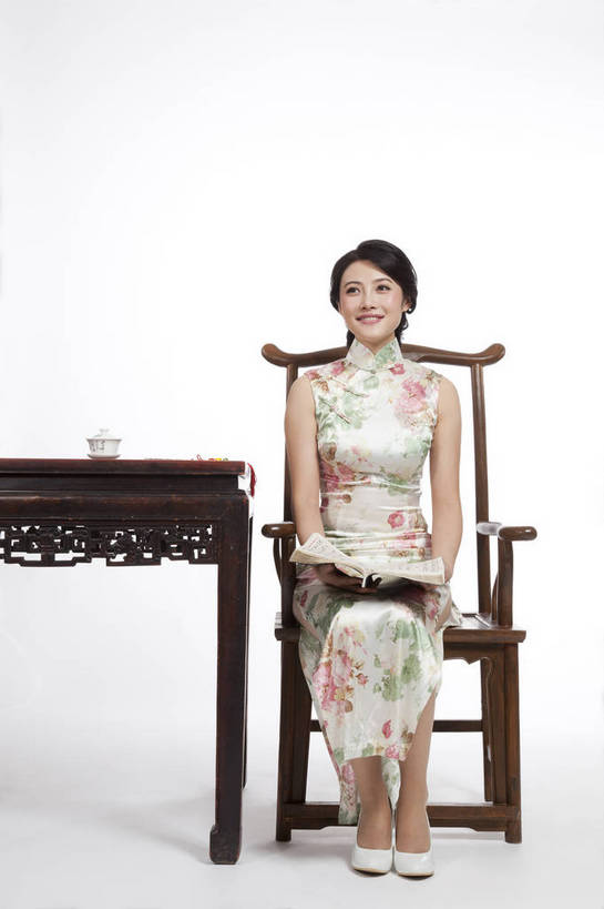 东方人,坐,竖图,彩色,室内,白天,抠图,白色背景,正面,民族服装,看书,时尚,成功,桌子,书籍,椅子,北京,中国,仅一个人,旗袍,图片,古典,传统,书本,成熟,可爱,美女,竖,自信,摄影,生活方式,青春,优雅,古书,乐观,年轻女性,女人,女性,亚洲人,中国人,年轻人,书,图书,全身,影棚拍摄,礼服,愉快,文献,古籍,bj174