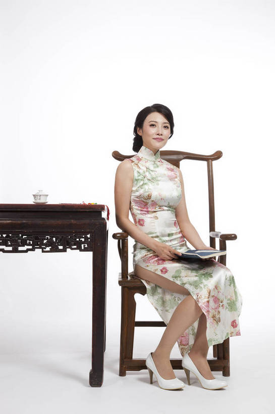 东方人,坐,竖图,彩色,室内,白天,抠图,白色背景,侧面,民族服装,看书,时尚,成功,桌子,书籍,椅子,北京,中国,仅一个人,旗袍,图片,古典,传统,书本,成熟,可爱,美女,竖,自信,摄影,生活方式,青春,优雅,古书,乐观,年轻女性,女人,女性,亚洲人,中国人,年轻人,书,图书,全身,影棚拍摄,礼服,愉快,文献,古籍,bj174