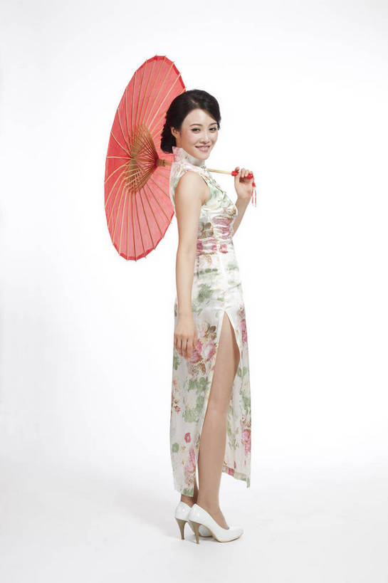 东方人,站,竖图,彩色,室内,白天,抠图,白色背景,民族服装,时尚,成功,北京,中国,仅一个人,旗袍,伞,图片,古典,传统,背面,撑伞,成熟,可爱,美女,竖,自信,摄影,生活方式,青春,优雅,端庄,乐观,年轻女性,女人,女性,亚洲人,中国人,年轻人,全身,影棚拍摄,礼服,愉快,bj174