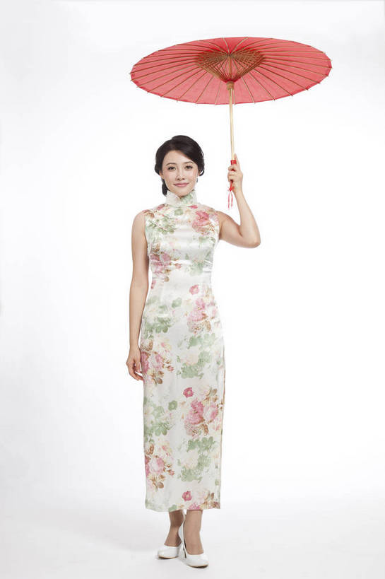 东方人,站,竖图,彩色,室内,白天,抠图,白色背景,正面,民族服装,时尚,成功,北京,中国,仅一个人,旗袍,伞,图片,古典,传统,撑伞,成熟,可爱,美女,竖,自信,摄影,生活方式,青春,优雅,端庄,乐观,年轻女性,女人,女性,亚洲人,中国人,年轻人,全身,影棚拍摄,礼服,愉快,bj174