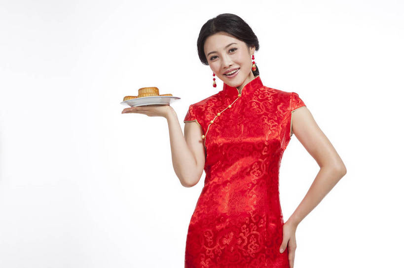 点心,月饼,东方人,站,捧,笑,横图,彩色,室内,白天,抠图,白色背景,正面,民族服装,时尚,成功,北京,中国,仅一个人,旗袍,节日,庆祝,图片,料理,食品,面点,古典,文化,传统,美食,食物,糕点,庆典,喜庆,中式,成熟,可爱,美女,自信,摄影,生活方式,纪念,青春,优雅,乐观,妖娆,宫饼,胡饼,团圆饼,小饼,月团,年轻女性,女人,女性,亚洲人,中国人,年轻人,端,端着,捧着,手捧,半身,影棚拍摄,礼服,愉快,bj174