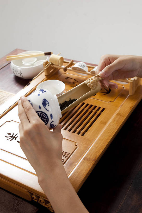 东方人,手,竖图,彩色,室内,特写,白天,抠图,白色背景,北京,中国,仅一个人,图片,倒茶,古典,传统,茶壶,茶具,竖,摄影,茶艺,沏茶,亚洲人,中国人,茶杯,影棚拍摄,bj174