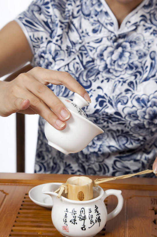 东方人,手,坐,竖图,彩色,室内,特写,白天,抠图,白色背景,正面,北京,中国,仅一个人,图片,倒茶,古典,传统,茶壶,茶具,美女,竖,摄影,茶艺,沏茶,年轻女性,女人,女性,亚洲人,中国人,年轻人,茶杯,影棚拍摄,bj174