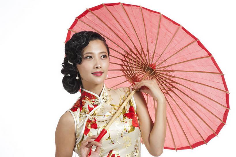 东方人,站,横图,彩色,室内,白天,抠图,白色背景,正面,民族服装,时尚,成功,北京,中国,仅一个人,旗袍,伞,图片,古典,传统,撑伞,成熟,可爱,美女,自信,摄影,生活方式,青春,优雅,乐观,妖娆,年轻女性,女人,女性,亚洲人,中国人,年轻人,半身,影棚拍摄,礼服,愉快,bj174