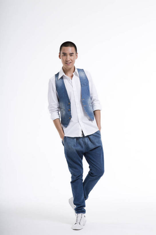 东方人,一个人,站,竖图,彩色,室内,白天,抠图,白色背景,正面,时尚,北京,中国,图片,休闲,休闲服,活力,可爱,竖,摄影,生活方式,青春,牛仔装,乐观,男人,男性,年轻男性,亚洲人,中国人,年轻人,全身,影棚拍摄,高兴,愉快,bj174