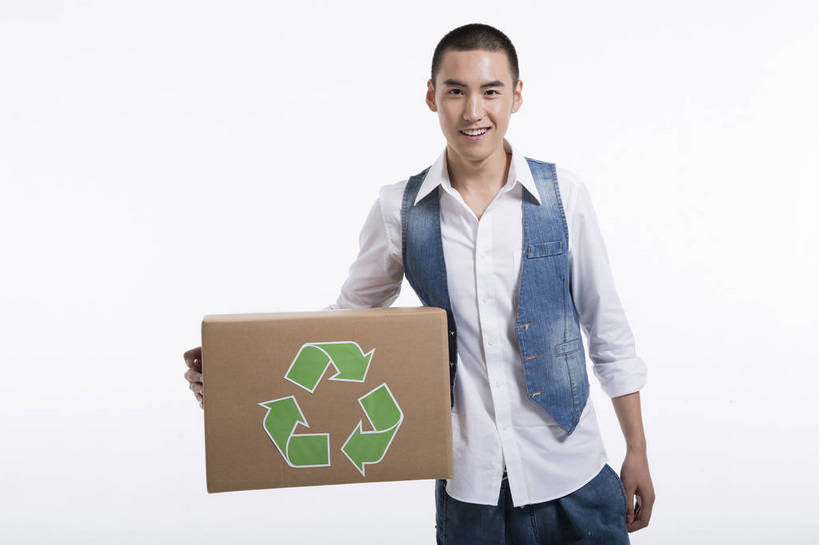 东方人,一个人,站,横图,彩色,室内,白天,抠图,白色背景,正面,时尚,北京,中国,图片,纸箱,休闲,休闲服,活力,可爱,竖,摄影,生活方式,青春,牛仔装,乐观,男人,男性,年轻男性,亚洲人,中国人,年轻人,捧着,半身,影棚拍摄,高兴,愉快,bj174