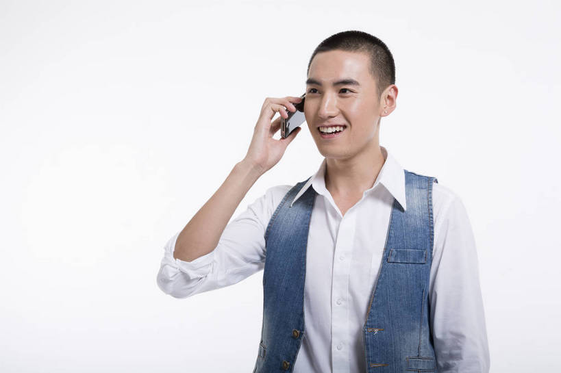 东方人,一个人,站,打电话,横图,彩色,室内,白天,抠图,白色背景,正面,时尚,手机,北京,中国,图片,休闲,休闲服,活力,可爱,竖,摄影,生活方式,青春,牛仔装,乐观,男人,男性,年轻男性,亚洲人,中国人,年轻人,半身,影棚拍摄,高兴,愉快,bj174