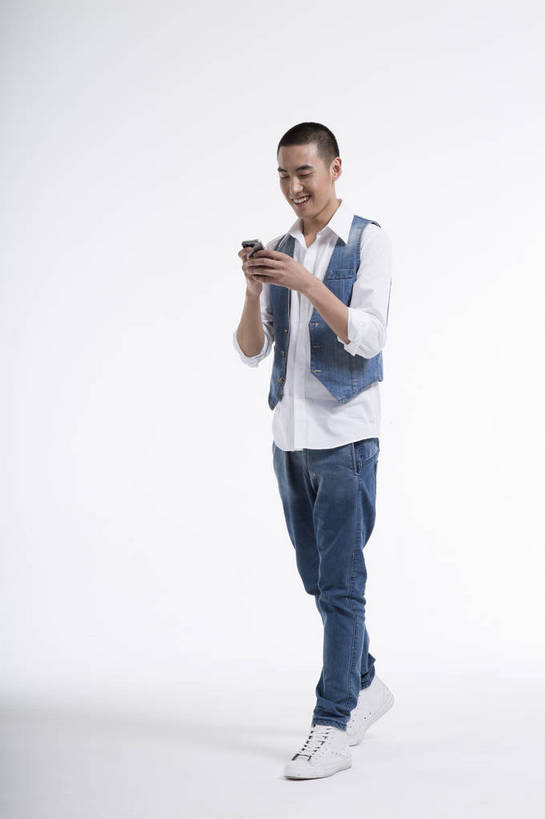 东方人,一个人,站,打电话,竖图,彩色,室内,白天,抠图,白色背景,侧面,时尚,手机,北京,中国,图片,休闲,休闲服,活力,可爱,竖,摄影,生活方式,青春,牛仔装,乐观,男人,男性,年轻男性,亚洲人,中国人,年轻人,全身,影棚拍摄,高兴,愉快,bj174