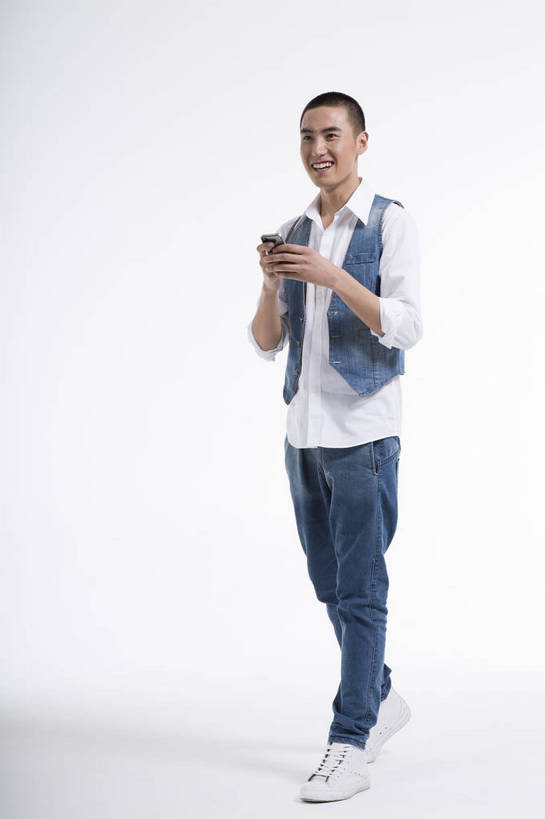 东方人,一个人,站,打电话,竖图,彩色,室内,白天,抠图,白色背景,侧面,时尚,手机,北京,中国,图片,休闲,休闲服,活力,可爱,竖,摄影,生活方式,青春,牛仔装,乐观,男人,男性,年轻男性,亚洲人,中国人,年轻人,全身,影棚拍摄,高兴,愉快,bj174