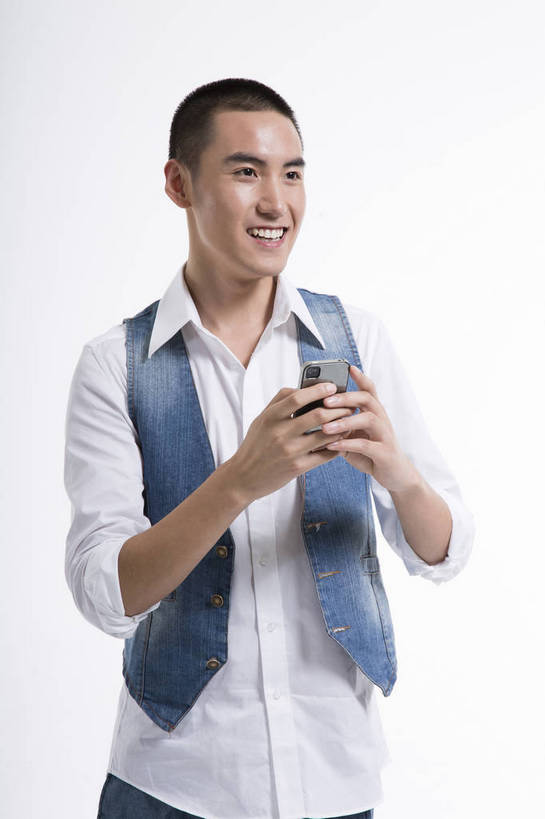 东方人,一个人,站,打电话,竖图,彩色,室内,白天,抠图,白色背景,正面,时尚,手机,北京,中国,图片,休闲,休闲服,活力,可爱,竖,摄影,生活方式,青春,牛仔装,乐观,男人,男性,年轻男性,亚洲人,中国人,年轻人,半身,影棚拍摄,高兴,愉快,bj174