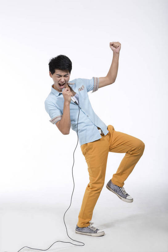 东方人,一个人,跳,竖图,彩色,室内,白天,抠图,白色背景,侧面,时尚,北京,中国,图片,休闲,休闲服,活力,可爱,竖,唱歌,摄影,生活方式,青春,手舞足蹈,乐观,男人,男性,年轻男性,亚洲人,中国人,年轻人,全身,影棚拍摄,高兴,愉快,bj174