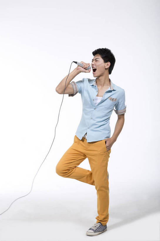 东方人,一个人,跳,竖图,彩色,室内,白天,抠图,白色背景,正面,时尚,北京,中国,图片,休闲,休闲服,活力,可爱,竖,唱歌,摄影,生活方式,青春,手舞足蹈,乐观,男人,男性,年轻男性,亚洲人,中国人,年轻人,全身,影棚拍摄,高兴,愉快,bj174