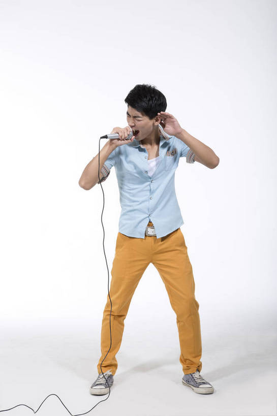 东方人,一个人,站,竖图,彩色,室内,白天,抠图,白色背景,正面,时尚,北京,中国,图片,休闲,休闲服,活力,可爱,竖,唱歌,摄影,生活方式,青春,手舞足蹈,乐观,男人,男性,年轻男性,亚洲人,中国人,年轻人,全身,影棚拍摄,高兴,愉快,bj174