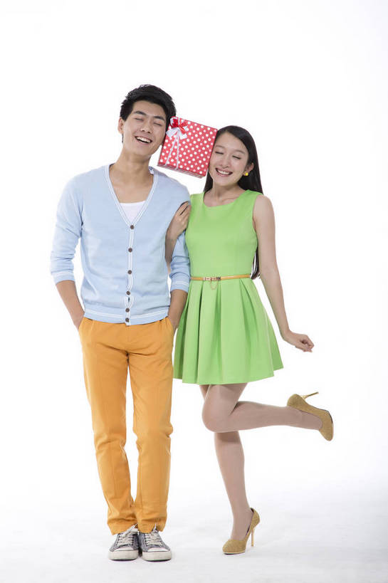 东方人,两个人,站,竖图,彩色,室内,白天,抠图,白色背景,正面,爱情,时尚,礼盒,北京,中国,图片,休闲,休闲服,活力,可爱,美女,竖,摄影,生活方式,青春,亲近,送礼,乐观,男人,男性,年轻男性,年轻女性,女人,女性,亚洲人,中国人,年轻人,情侣,全身,影棚拍摄,高兴,愉快,bj174