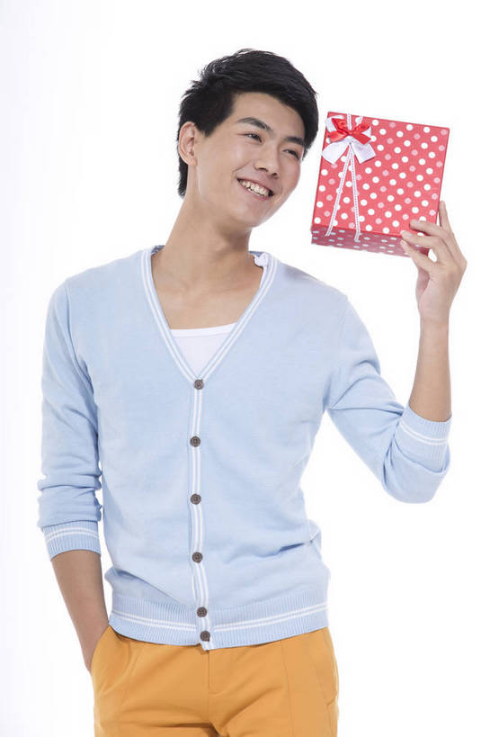 东方人,一个人,站,竖图,彩色,室内,白天,抠图,白色背景,正面,时尚,礼盒,北京,中国,图片,休闲,休闲服,活力,可爱,竖,摄影,生活方式,青春,送礼,乐观,男人,男性,年轻男性,亚洲人,中国人,年轻人,半身,影棚拍摄,高兴,愉快,bj174