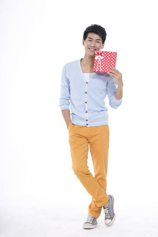 东方人,一个人,站,竖图,彩色,室内,白天,抠图,白色背景,正面,时尚,礼盒,北京,中国,图片,休闲,休闲服,活力,可爱,竖,摄影,生活方式,青春,送礼,乐观,男人,男性,年轻男性,亚洲人,中国人,年轻人,全身,影棚拍摄,高兴,愉快,bj174