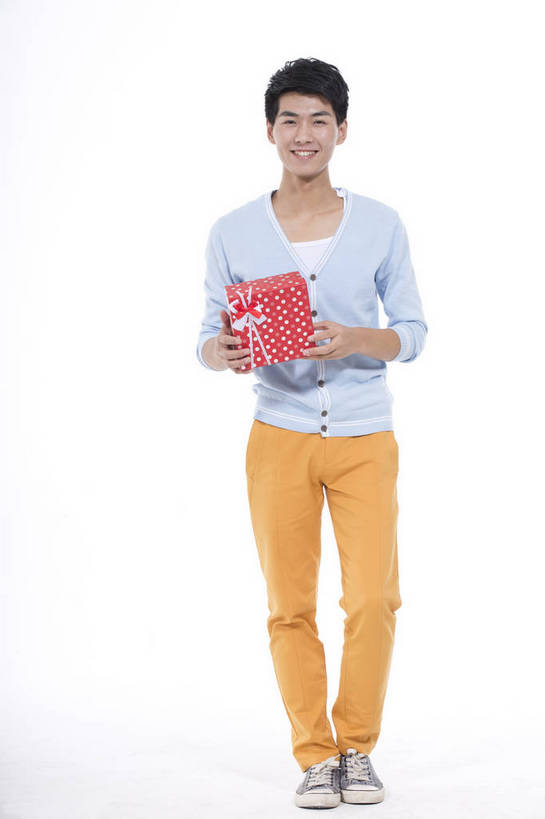 东方人,一个人,站,竖图,彩色,室内,白天,抠图,白色背景,正面,时尚,礼盒,北京,中国,图片,休闲,休闲服,活力,可爱,竖,摄影,生活方式,青春,送礼,乐观,男人,男性,年轻男性,亚洲人,中国人,年轻人,全身,影棚拍摄,高兴,愉快,bj174