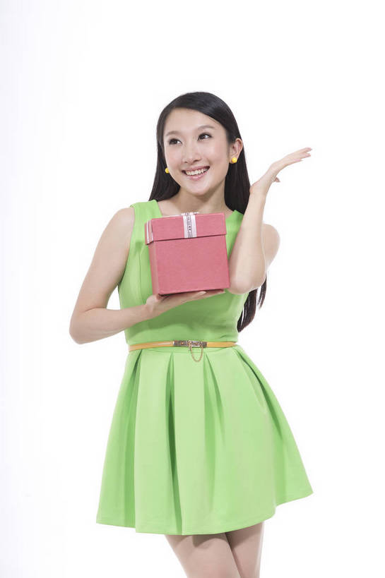 东方人,站,竖图,彩色,室内,白天,抠图,白色背景,正面,时尚,礼盒,北京,中国,仅一个人,图片,休闲服,活力,可爱,美女,竖,自信,摄影,生活方式,青春,轻松,送礼,乐观,年轻女性,女人,女性,亚洲人,中国人,年轻人,半身,影棚拍摄,愉快,bj174