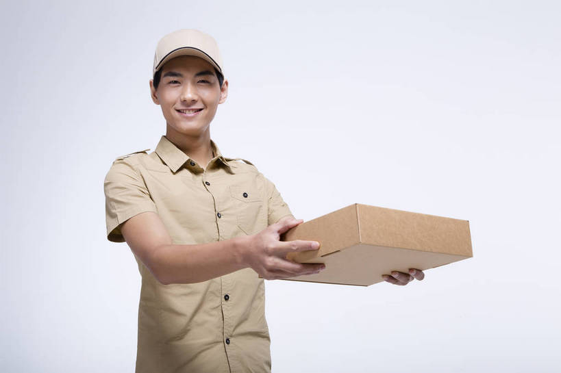 东方人,一个人,站,横图,彩色,室内,白天,抠图,白色背景,正面,工作服,北京,中国,工作,图片,职业装,盒子,快递员,职业,休闲,活力,可爱,摄影,青春,送货,乐观,男人,男性,年轻男性,亚洲人,中国人,年轻人,半身,影棚拍摄,高兴,愉快,bj174